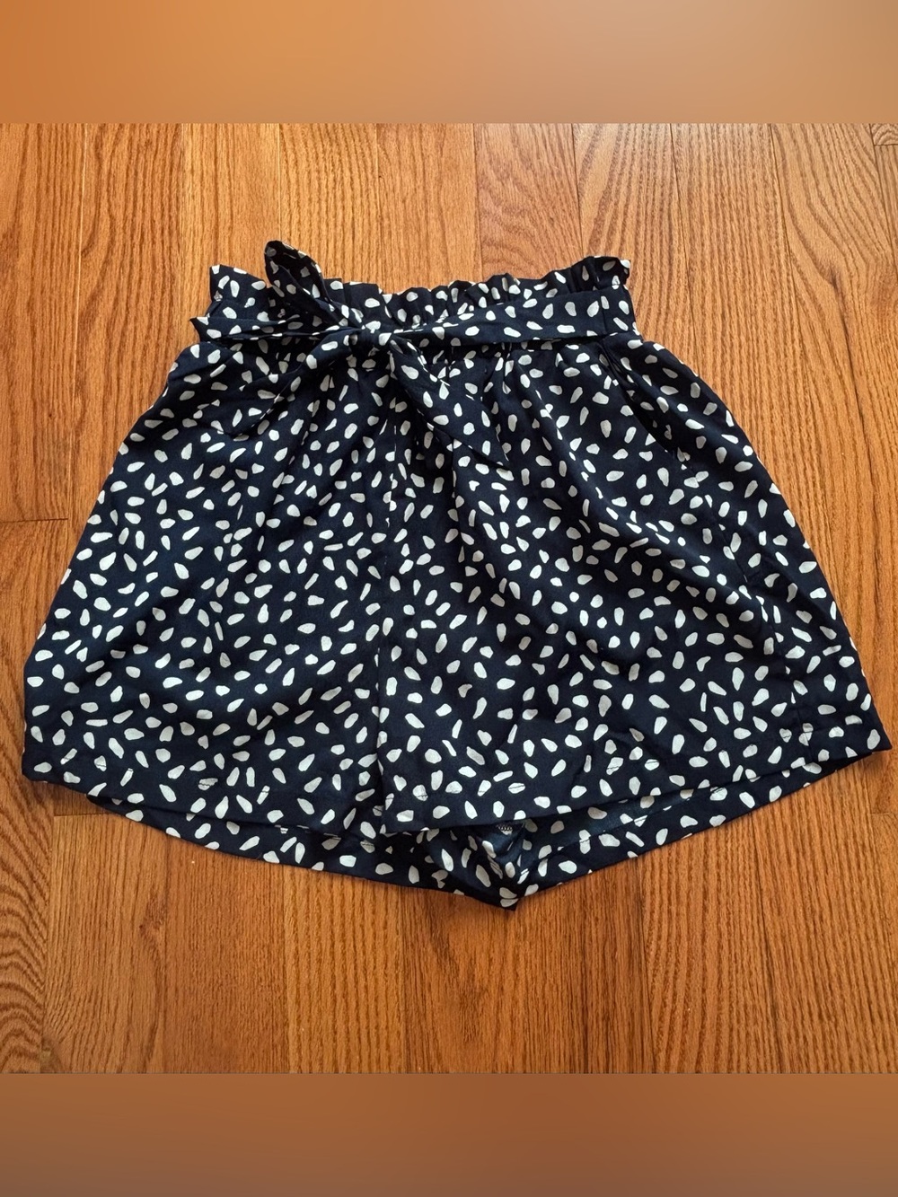 Entro Navy and White Dot Flowy Shorts Size Large